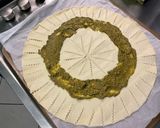 Une image de l'étape 5 de Couronne feuilletée au pesto, gouda et coriandre.