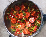 Foto del paso 2 de la receta: Cazuela de garbanzos con chorizo y pasas en olla rápida