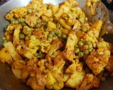 A picture of step 4 of Aloo Gobi Matar (Potato, Cauliflower, and Pea Curry).