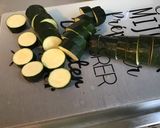 Une image de l'étape 2 de Courgettes marinées grillées à la plancha.