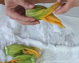 Foto del passaggio 11 della ricetta Fiori di zucca fritti alla romana