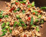 รูปขั้นตอนการทำที่ 3 ของ ข้าวผัดน้ำพริกปลาทูกระเจี๊ยบเขียว