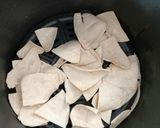 Foto del paso 3 de la receta: Totopos y tostadas de tortilla de maíz