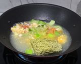 Foto langkah ke 2 dari resep Bakmie Bayam Goreng Nyemek bumbu instant.