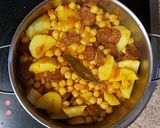 Foto del paso 2 de la receta Guiso de Garbanzos, Patatas, Chorizo y Judías Verdes