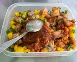 Une image de l'étape 10 de Poulet à la tomate, poivron jaune et cebettes.