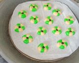Foto langkah ke 7 dari resep Kue kering 3 bahan tanpa oven cuma pakai teflon.