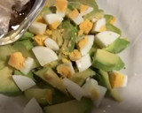 Foto del paso 2 de la receta: Ensalada de aguacate y otras cositas ricas