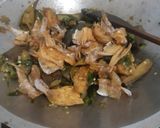 Foto langkah ke 5 dari resep Oseng Tempe Terong Ikan Kapas.