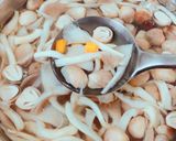 Hình bước làm 3 của món Cháo nấm hầm sen