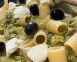 Foto del passaggio 2 della ricetta Pasta con broccoli olive e mozzarella
