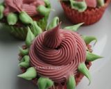 Foto langkah ke 8 dari resep Simple Cupcakes with icing vanilla flower decoration ala Venny.