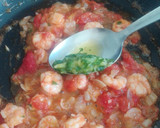 Foto del paso 1 de la receta: Huevos rotos de gambas al ajillo