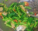 Foto langkah ke 7 dari resep Cah Sawi Hijau Teri Bakso.