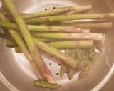 Foto del passaggio 2 della ricetta Spaghetti con asparagi e crema di datterini gialli