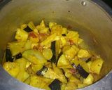 A picture of step 4 of Potato brinjal.
