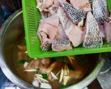 รูปขั้นตอนการทำที่ 2 ของ ต้มปลานิลใส่ใบมะขาม
