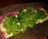 Foto del paso 6 de la receta: Pizza de remolacha con mozzarella, rúcula y ajo