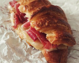 Foto del paso 20 de la receta: Croissant (v4) relleno de jamón serrano y queso fundido