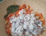 Foto langkah ke 2 dari resep Cumi pedas kemangi.
