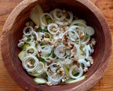 Foto del paso 2 de la receta: Ensalada de listones de calabacita, nuez y parmesano