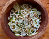 Foto del paso 2 de la receta: Ensalada de listones de calabacita, nuez y parmesano