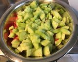 Une image de l'étape 4 de Salade de tomates et concombres au thon sauce algues et ciboulette.