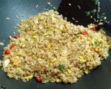 Foto langkah ke 5 dari resep Nasi Goreng Solaria.