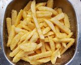 Foto del paso 3 de la receta: Papas fritas crocantes rebozadas con polenta