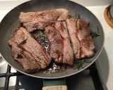 Foto del passaggio 2 della ricetta Tagliata di infracoste di manzo glassate e guanciale croccante