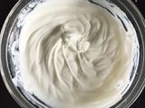 Helado de yogur con cerezas y arándanos