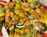 Foto del paso 3 de la receta: Ensalada tropical con salsa rosa