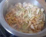 Foto del paso 4 de la receta: Langostinos al ajillo con col