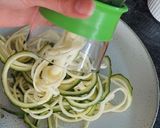 Foto del paso 4 de la receta: Tallarines de Zapallo Italiano con salsa de tomate