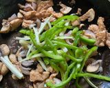 A picture of step 4 of Chicken Mushroom Chowmein.