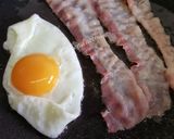 Hình bước làm 1 của món Bữa sáng 5 phút đơn giản với trứng và Croissant🥐🥓🍳