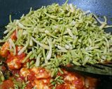 Foto langkah ke 4 dari resep Sambal Goreng Kembang Pepaya Udang.