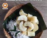 Gambar langkah 6 resipi Ubi Kayu Rebus Bersama Kelapa Parut Putih Kukus.