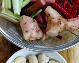 Foto langkah ke 2 dari resep Ayam goreng bumbu onje/kecombrang.