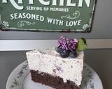 Mascarponés-áfonyás torta csokoládés piskótával recept fázis 10 fotója