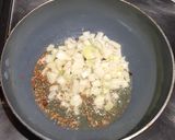 A picture of step 2 of Garlic spinach or Lehsuni Palak.