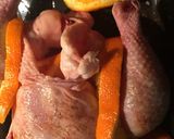 Foto del paso 4 de la receta: Pollo con naranja al horno