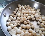 A picture of step 2 of Makhana custard kheer.