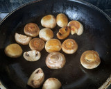 Foto del paso 13 de la receta: Pollo de corral con setas y ciruelas