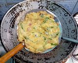 Foto langkah ke 5 dari resep Telur Dadar Cabe Ijo.