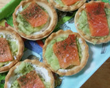 Foto del paso 6 de la receta: Tartaleta de salmón ahumado, queso de trufa y guacamole