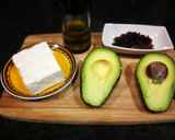 Foto del paso 1 de la receta: Desayuno de aguacate, queso griego y frutos secos