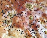 صورة لخطوة 2 من وصفة مملحات بحجم عائلي بعجينة سحرية وتحمرلك وجهك 🧀