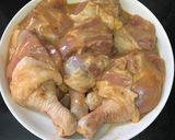 Hình bước làm 2 của món Đùi gà chiên xù (giống gà KFC)