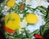Foto langkah ke 2 dari resep Tumis Telur Kacang Panjang.